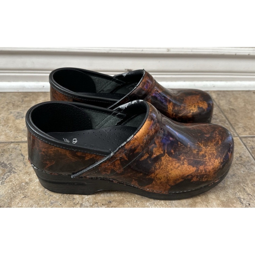 DANSKO Fall Leaves Copper Patent Leather Clogs Women's Size 41 *Peeling*